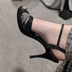 Nina used black heels with rhinestones